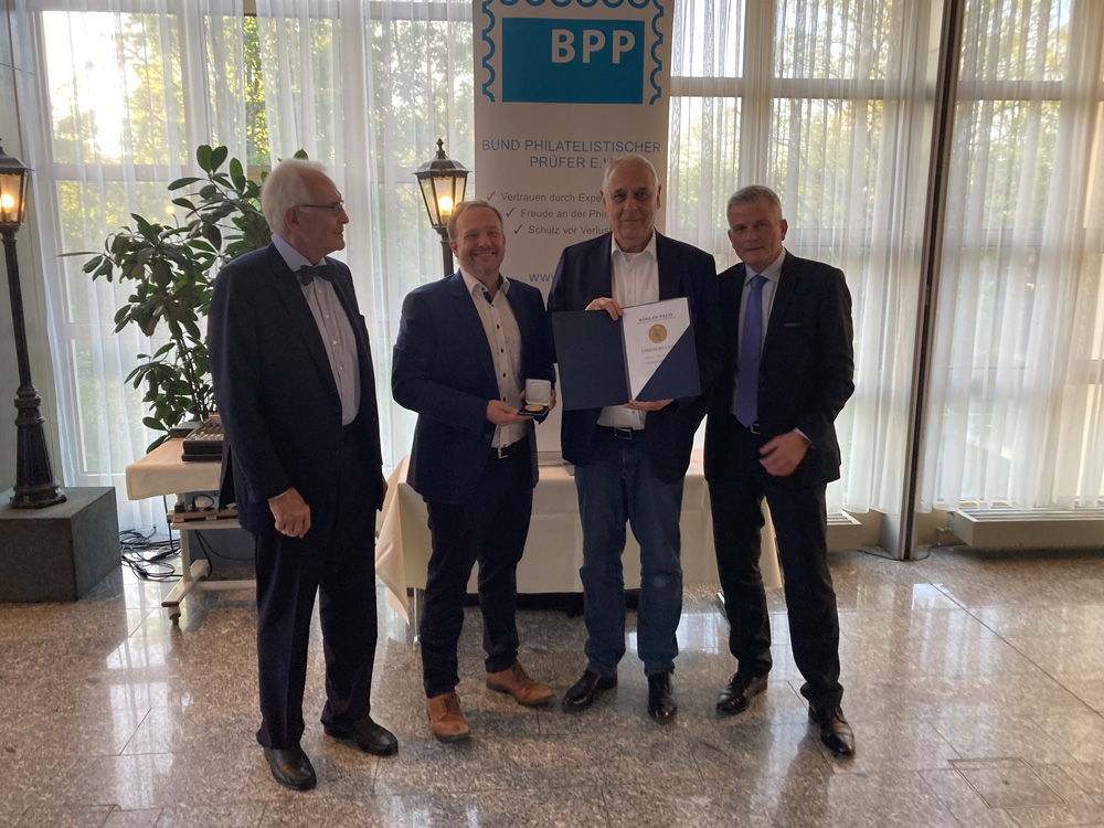 Der diesjährige Köhler-Preisträger Dr. Peter Provinsky (2. v. r.), umrahmt von Laudator Peter Sem, dem Geschäftsführer des Auktionshauses und Preisstifters Heinrich Köhler, Tobias Huylmans, und dem Präsidenten des BPP, Christian Geigle (v. l. n. r.)