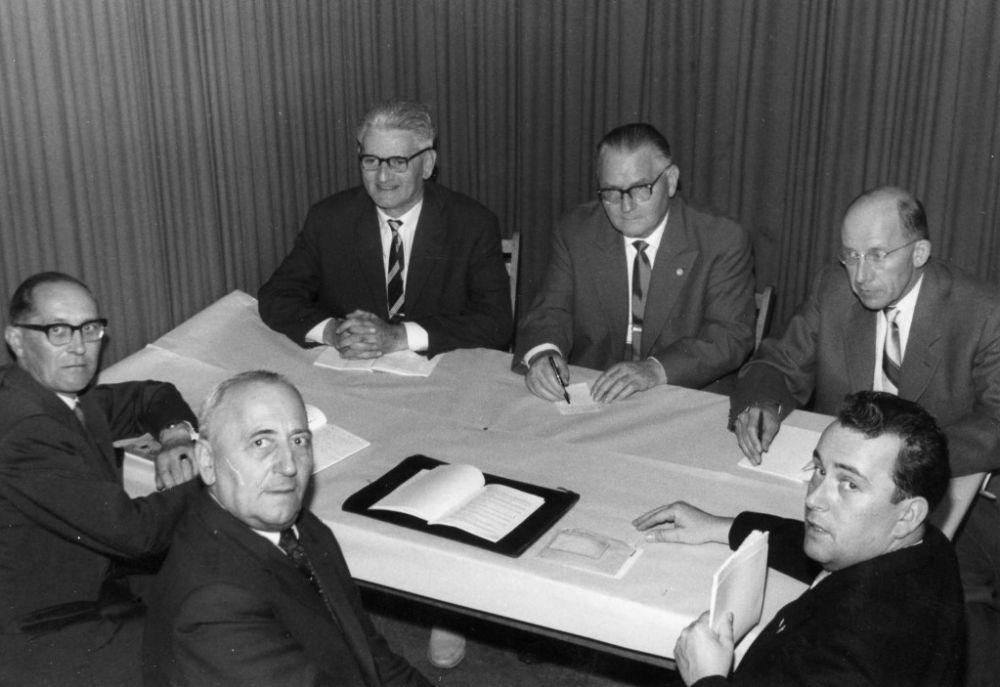 unten Mitte und rechts: Wilhelm Hofinger, Dr. Heinz Jaeger (BDPh) oben links und rechts: Franz Pfenninger, Hans Hunziker (AIEP) 1961.jpg