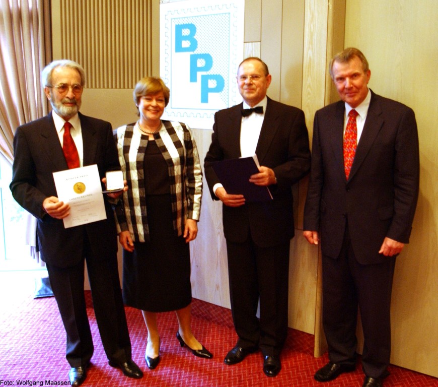 von links: Paolo Vollmeier, Claudia Parthen, Wilhelm van Loo, Dr. Hans-Karl Penning, Koehler-Preis 2002.jpg