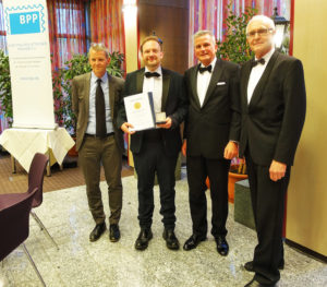 Köhlerpreisträger Tobias Huylmans (2. v. r.) mit den Mitgliedern des Kuratoriums Dieter Michelson, Christian Geigle und Peter Sem (v. l. n. r.) (Foto: Wilhelm van Loo)